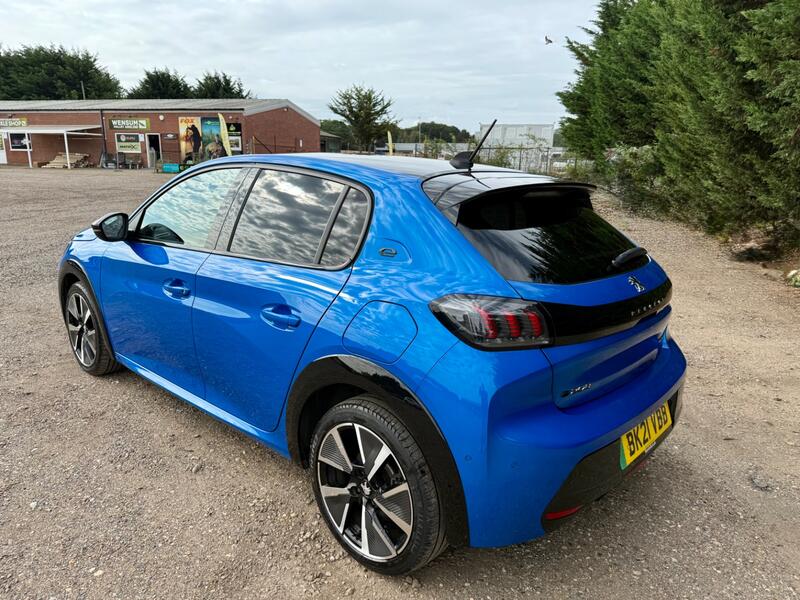 PEUGEOT E-208