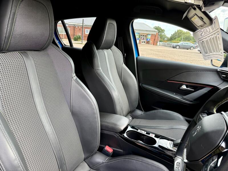 PEUGEOT E-208