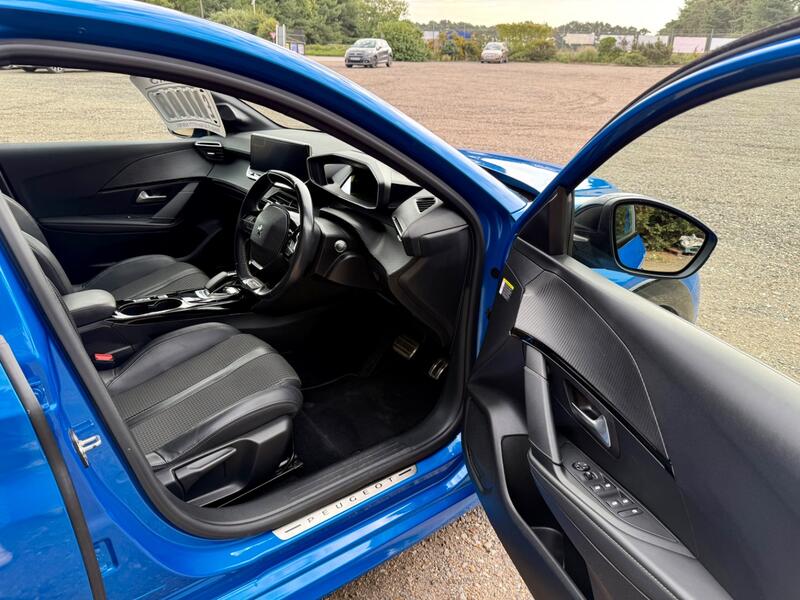 PEUGEOT E-208