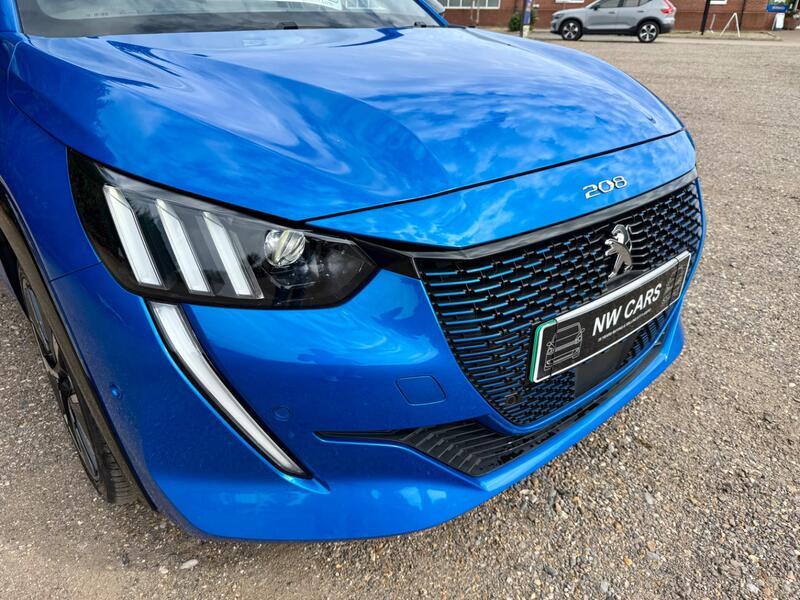 PEUGEOT E-208