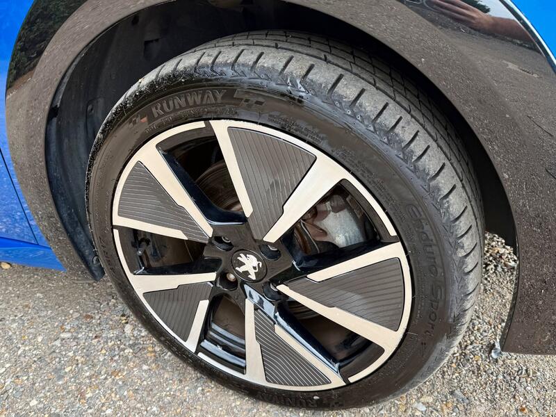 PEUGEOT E-208