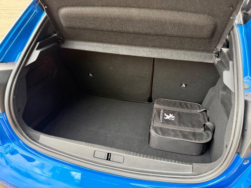 PEUGEOT E-208